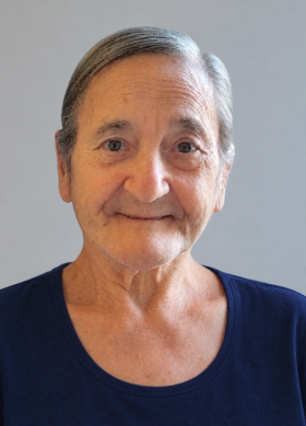 Ritratto sereno di anziana sorridente